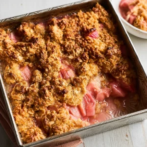 Delicious Easy Rhubarb Crisp topped with a crunchy oat layer, perfect spring dessert.